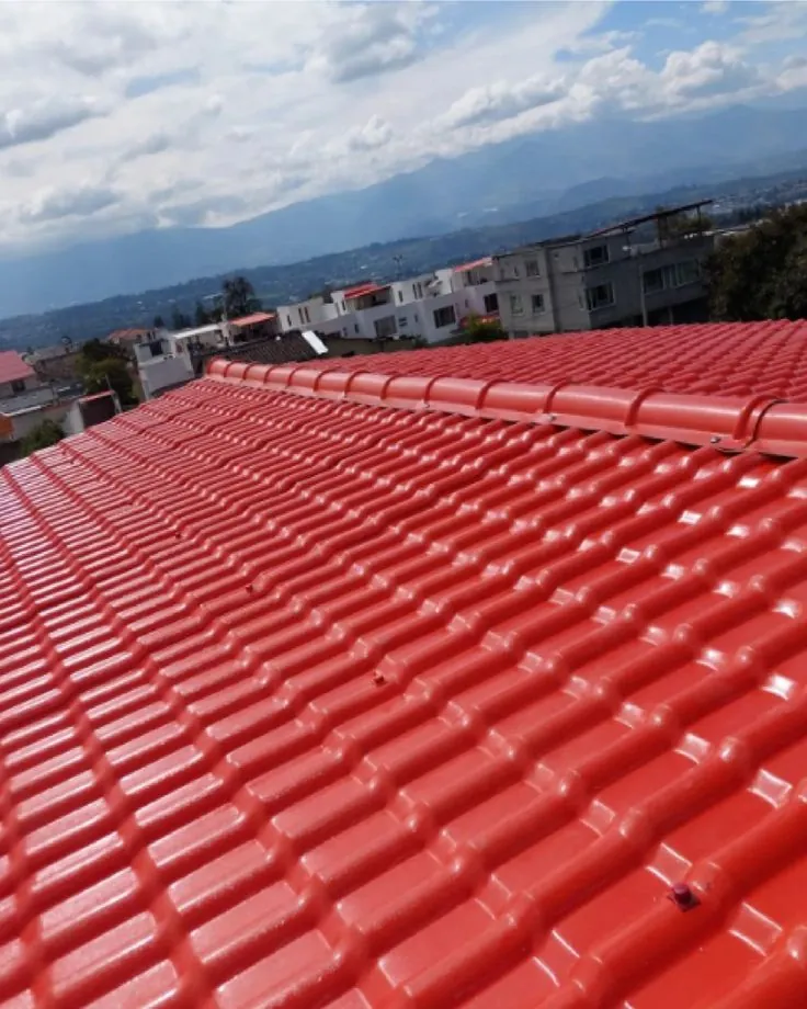 Techo con teja española PVC instalada