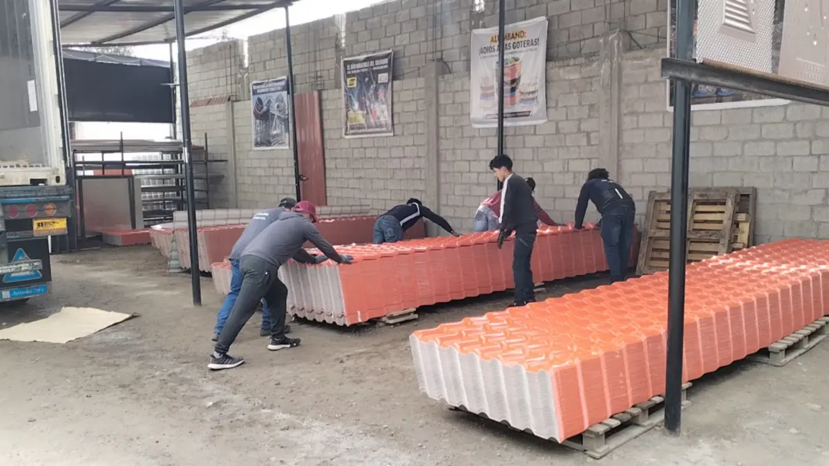 Bodega de UP CONS con planchas de teja PVC
